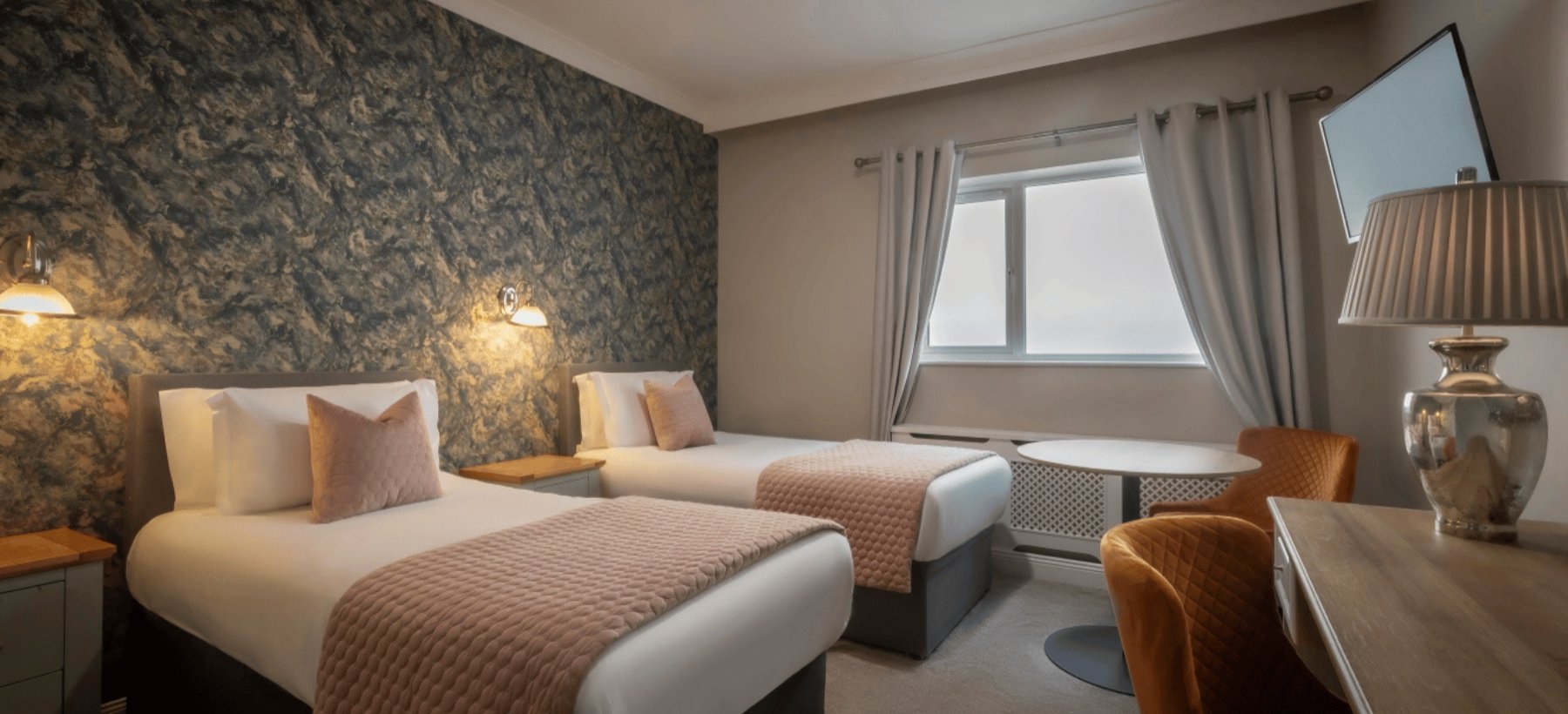 Hotel bedroom image www.castlearchhotel.com_v3
