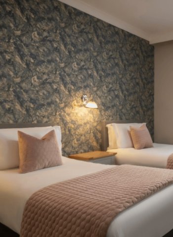 Hotel bedroom image www.castlearchhotel.com_v3