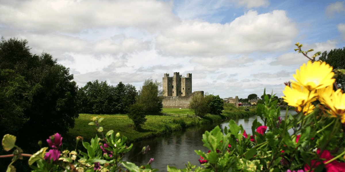 The Castle Arch Hotel wins Pride of Place award in Trim